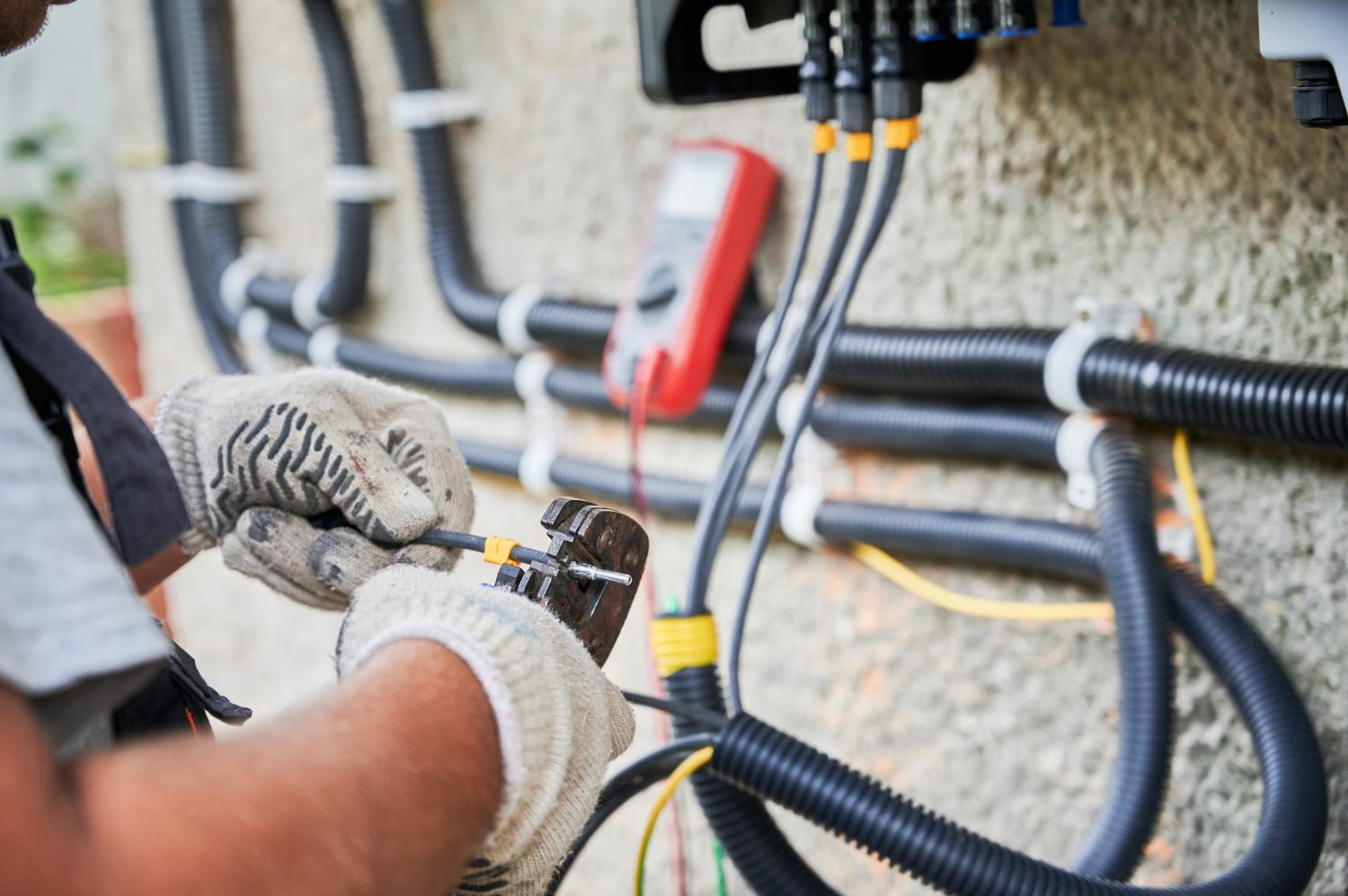 Installazione impianti elettrici ad Avellino: cosa deve includere